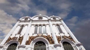 Hareket eden bulutların arka planında İsa 'nın Kurtarıcı Katedrali' nin (gün) görüntüsü, Moskova, Rusya. 