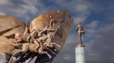 Birinci Dünya Savaşı kahramanları anıtı (hareket eden bulutların arka planında) Poklonnaya Tepesi, Moskova, Rusya 'daki Zafer Parkı' nda  