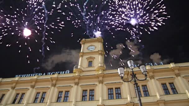 Tűzijáték Leningradszkij Vasútállomás Történelmi Épülete Felett Egyik Kilenc Vasútállomás Közül — Stock videók