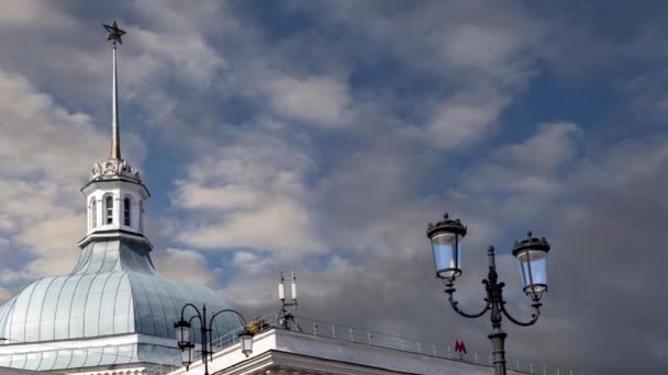 Metro Istasyonu Komsomolskaya Giriş Hareket Eden Bulutların Arka Planında Moskova — Stok video