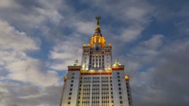 Sparrow Hills 'teki Moskova Devlet Üniversitesi' nin ana binası (hareket eden bulutların arka planında), Rusya  