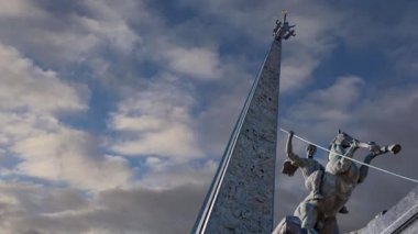 Büyük Vatanseverlik Savaşı sırasında ölenlerin anısına inşa edilen Moskova, Victory Park 'taki Poklonnaya tepesinde bir ejderhayı katleden Aziz George anıtı. 