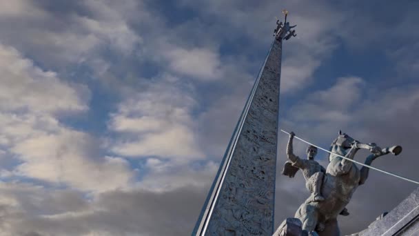 Monumento San Jorge Matando Dragón Fondo Nubes Movimiento Colina Poklonnaya — Vídeos de Stock