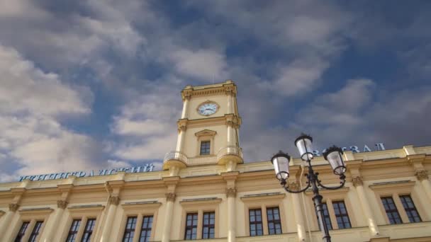 Zabytkowy Budynek Dworca Kolejowego Leningradsky Tle Poruszających Się Chmur Jedna — Wideo stockowe