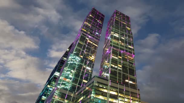 移動雲 モスクワ ロシアの背景に国際ビジネスセンター の高層ビル — ストック動画
