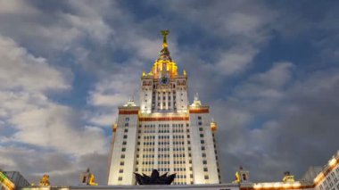 Sparrow Hills 'teki Moskova Devlet Üniversitesi' nin ana binası (hareket eden bulutların arka planında), Rusya  