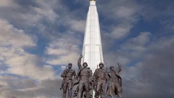 Monumento Países Coalizão Hitler Fundo Nuvens Movimento Alley Partisan Victory — Vídeo de Stock