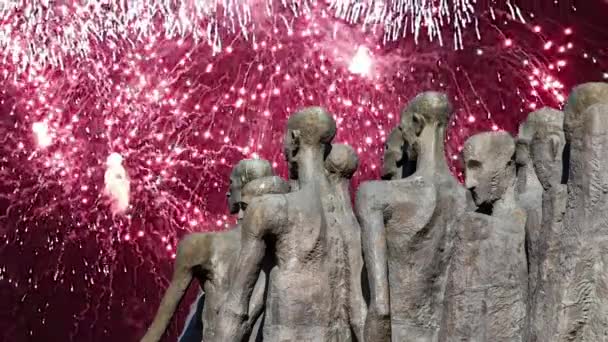 Feux Artifice Sur Monument Tragédie Des Peuples Dans Parc Victoire — Video