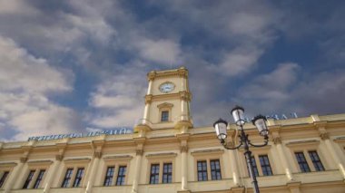 Leningradsky tren istasyonunun tarihi binası (hareket eden bulutların arka planında) Moskova, Rusya 'nın dokuz ana tren istasyonundan biri.