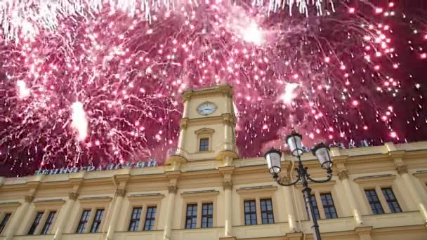 Fuochi Artificio Sullo Storico Edificio Della Stazione Ferroviaria Leningradski Una — Video Stock