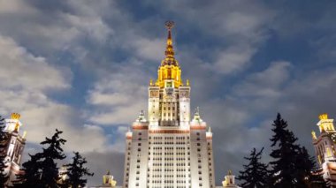 Sparrow Hills 'teki Moskova Devlet Üniversitesi' nin ana binası (hareket eden bulutların arka planında), Rusya  