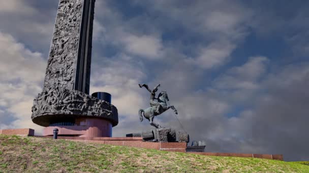 Monumento São Jorge Matando Dragão Fundo Nuvens Movimento Colina Poklonnaya — Vídeo de Stock