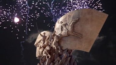 Poklonnaya Hill Zafer Parkı'nda kahramanlar Birinci Dünya Savaşı Anıtı üzerinde Havai fişek, Moskova, Rusya 