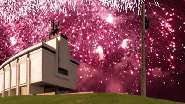 Fuegos Artificiales Sobre Monumento Guerra Victory Park Poklonnaya Hill Gora — Vídeo de stock