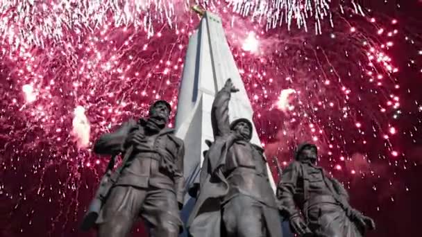 俄罗斯莫斯科波克隆纳亚山上胜利公园的巷道党 在反希特勒联盟国家纪念碑上空燃放烟花 — 图库视频影像