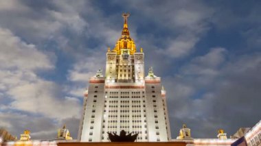 Sparrow Hills 'teki Moskova Devlet Üniversitesi' nin ana binası (hareket eden bulutların arka planında), Rusya  