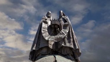 Kurtarıcı İsa 'nın Katedralinde Anıt Buluşması (hareket eden bulutların arka planında) Moskova, Rusya' da 