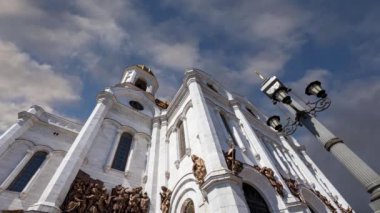 Hareket eden bulutların arka planında İsa 'nın Kurtarıcı Katedrali' nin (gün) görüntüsü, Moskova, Rusya. 