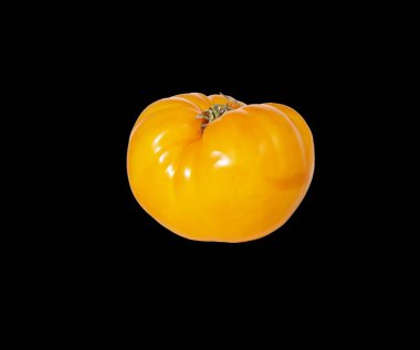 Siyah arka planda taze sarı domateslerle hayat 