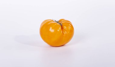 Beyaz arka planda taze sarı domateslerle hayat  