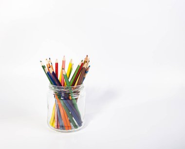 Beyaz arkaplanda çeşitli renkli kalemler   