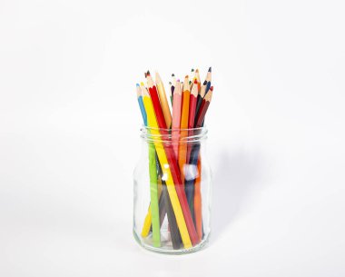 Beyaz arkaplanda çeşitli renkli kalemler   