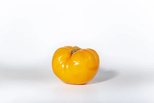 Naturaleza Muerta Con Tomates Amarillos Frescos Sobre Fondo Blanco —  Fotos de Stock