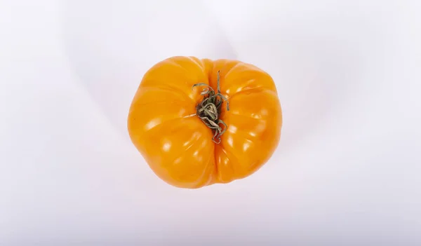 Naturaleza Muerta Con Tomates Amarillos Frescos Sobre Fondo Blanco — Foto de Stock