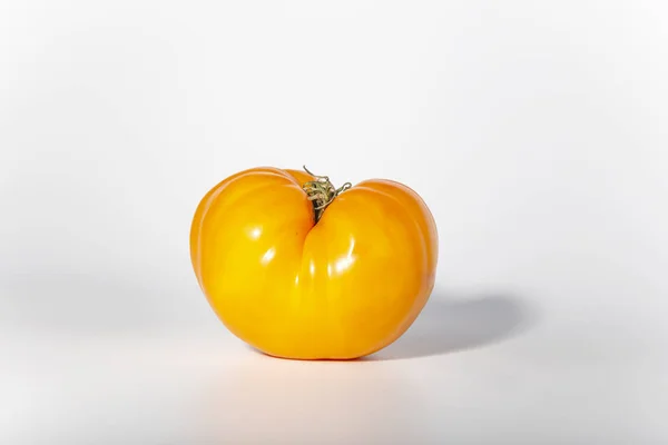 Naturaleza Muerta Con Tomates Amarillos Frescos Sobre Fondo Blanco —  Fotos de Stock