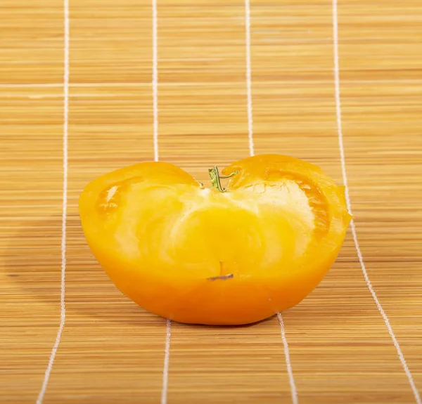 Naturaleza Muerta Con Tomates Amarillos Frescos Sobre Fondo Amarillo —  Fotos de Stock