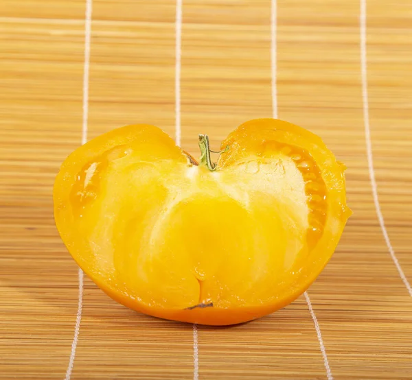 Stillleben Mit Frischen Gelben Tomaten Auf Gelbem Hintergrund — Stockfoto