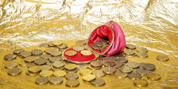 铁制10卢布硬币 写10卢布 俄罗斯国家银行 背景为黄金 — 图库照片