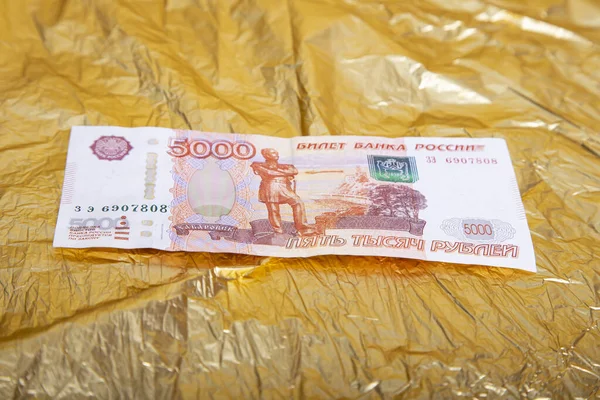 Zbliżenie Rosyjskich Banknotów Żółtym Tle Pięć Tysięcy Rubli Banku Rosji — Zdjęcie stockowe
