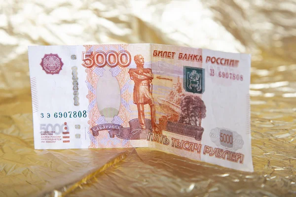 Zbliżenie Rosyjskich Banknotów Żółtym Tle Pięć Tysięcy Rubli Banku Rosji — Zdjęcie stockowe