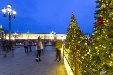 Moskova, Rusya - 21 Aralık 2019: Moskova 'da Noel (Yeni Yıl tatilleri) dekorasyonu, Rusya - Kremlin yakınlarındaki Manege Meydanı