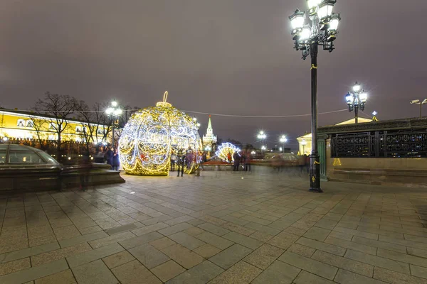 モスクワ クレムリンに近いロシア 馬術学校広場でクリスマス の装飾 — ストック写真