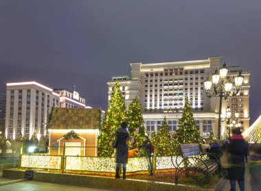 Moskova, Rusya - 21 Aralık 2019: Moskova 'da Noel (Yeni Yıl tatilleri) dekorasyonu, Rusya - Kremlin yakınlarındaki Manege Meydanı