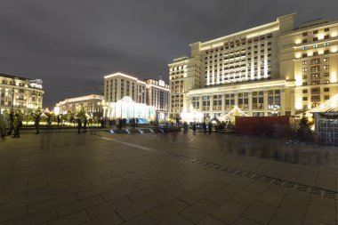 Moskova, Rusya - 21 Aralık 2019: Moskova 'da Noel (Yeni Yıl tatilleri) dekorasyonu, Rusya - Kremlin yakınlarındaki Manege Meydanı