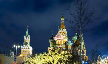 Aziz Basil Katedrali (Kutsanmış Basil Tapınağı) ve Noel (Yeni Yıl) dekorasyonu, Moskova, Rusya. Zaryadye Parkı 'ndan görüntü