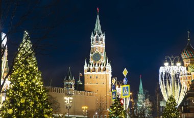 Moskova 'da Noel (Yeni Yıl) dekorasyonu (gece), Rusya -- Spasskaya Kulesi. Moskova 'da Noel' e yolculuk. Zaryadye Parkı 'ndan görüntü