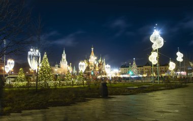 Aziz Basil Katedrali (Kutsanmış Basil Tapınağı), Spasskaya Kulesi ve Noel (Yeni Yıl) dekorasyonu, Moskova, Rusya. Zaryadye Parkı 'ndan görüntü