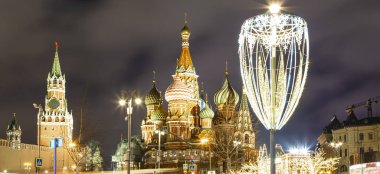 Aziz Basil Katedrali (Kutsanmış Basil Tapınağı), Spasskaya Kulesi ve Noel (Yeni Yıl) dekorasyonu, Moskova, Rusya. Zaryadye Parkı 'ndan görüntü. Moskova 'da Noel' e Yolculuk 