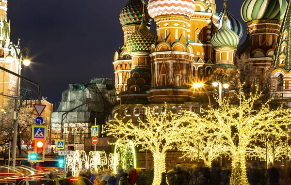 聖バジル大聖堂 バジルの寺院祝福 とクリスマス の装飾 モスクワ ロシア ザリアディ公園からの眺め — ストック写真