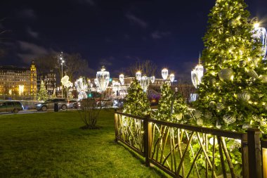 Moskova, Rusya - 3 Ocak 2020: Zaryadye Parkı 'ndaki Noel (Yeni Yıl tatili) dekorasyonu - Moskova, Rusya' daki Kızıl Meydan yakınlarında yer alan şehir parkı. 