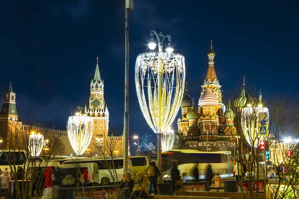 俄罗斯莫斯科 2020年1月3日 圣Basil大教堂 神圣的Basil圣殿 Spasskaya塔和圣诞节 俄罗斯莫斯科 从Zaryadye公园观看 圣诞之旅 莫斯科的季节 — 图库照片