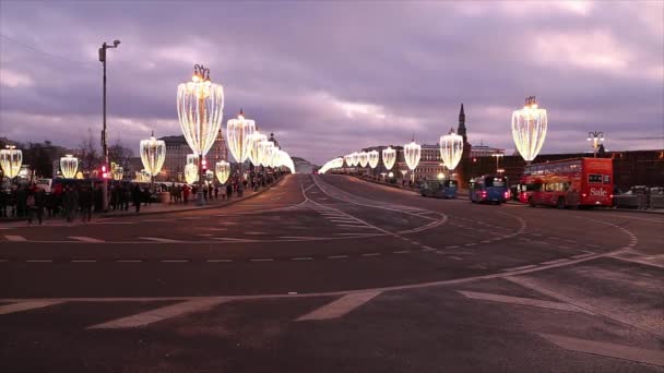 モスクワ ロシア 2020年1月3日 クリスマス 新年の休日 の装飾でモスクワ ロシア Bolshoy Moskovortsky橋 クリスマス — ストック動画