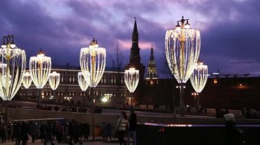 Moskova, Rusya - 3 Ocak 2020: Moskova 'da Noel (Yeni Yıl tatili) dekorasyonu, Rusya - Bolşoy Moskvoretsky Köprüsü. Moskova 'da Noel' e yolculuk. Zaryadye Parkı 'ndan görüntü
