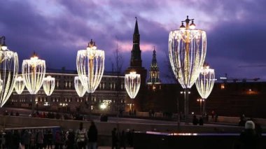 Moskova, Rusya - 3 Ocak 2020: Moskova 'da Noel (Yeni Yıl tatili) dekorasyonu, Rusya - Bolşoy Moskvoretsky Köprüsü. Moskova 'da Noel' e yolculuk. Zaryadye Parkı 'ndan görüntü