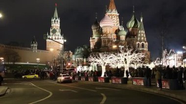 Moskova, Rusya - 3 Ocak 2020: Aziz Basil Katedrali (Kutsanmış Basil Tapınağı), Spasskaya Kulesi ve Noel (Yeni Yıl) dekorasyonu, Moskova, Rusya. Zaryadye Parkı 'ndan görüntü. Moskova 'da Noel' e Yolculuk 