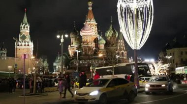 Moskova, Rusya - 3 Ocak 2020: Aziz Basil Katedrali (Kutsanmış Basil Tapınağı), Spasskaya Kulesi ve Noel (Yeni Yıl) dekorasyonu, Moskova, Rusya. Zaryadye Parkı 'ndan görüntü. Moskova 'da Noel' e Yolculuk 